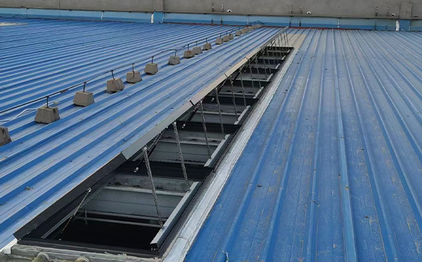 某城市大型商业综合体中庭兴庆排烟窗工程