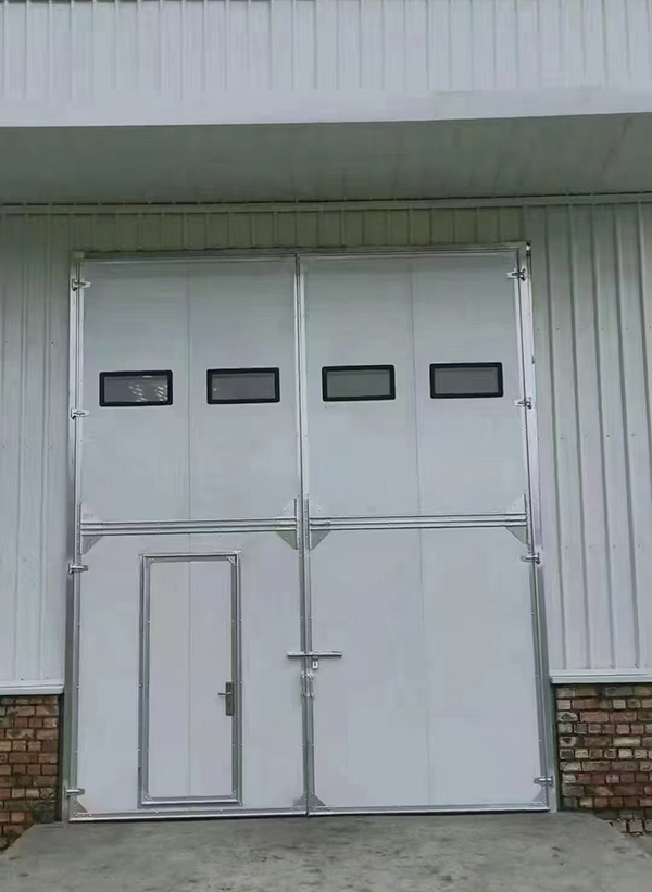 兴庆工业门在设备装配车间出入口的实施记录